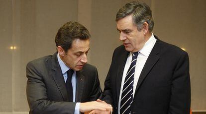 Sarkozy (izquierda) saluda a Brown en un encuentro ayer en Bruselas, previo a la cumbre de la UE.