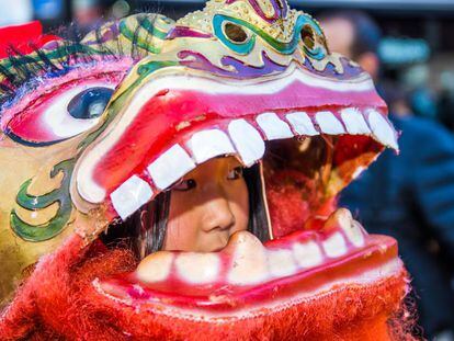 Una niña celebra el año nuevo chino durante el desfile del barrio de Usera, en Madrid.