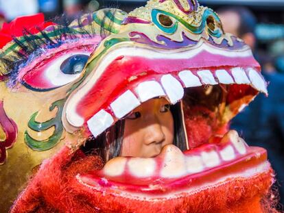 Una niña celebra el año nuevo chino durante el desfile del barrio de Usera, en Madrid.