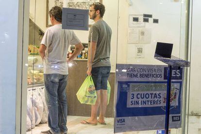 Aprovechar las ofertas, una forma de apañarse ante el alza de los precios.