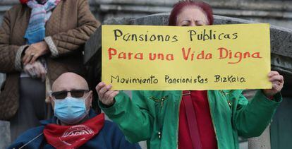 Pensionistas y jubilados en la concentración semanal, convocada por el Movimiento de Pensionistas de Bizkaia. 