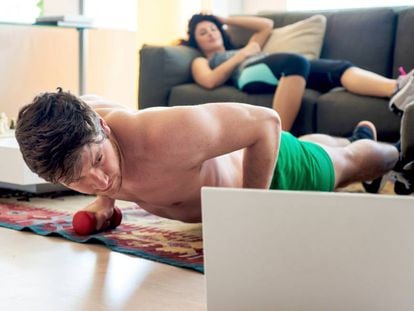 Los expertos consultados aseguran que una buena rutina de varios días a la semana de 30 minutos de ejercicio en casa es un buen programa para ponerse en forma sin tener que ir a un gimnasio.