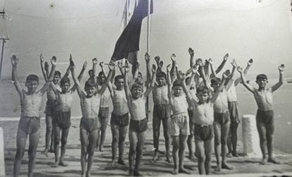 Varios huérfanos hacen gimnasia en la isla de San Simón.