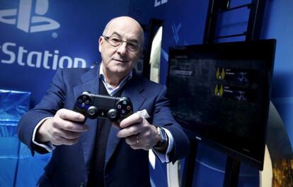 James Armstrong con el mando de PS4.