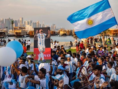 Seguidores de la selección argentina este viernes en las calles de Doha (Qatar).