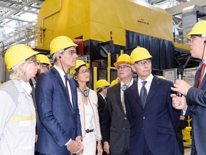 El presidente del Gobierno, Pedro Sánchez, durante la visita a una fábrica de Renault en Valladolid, en octubre pasado.