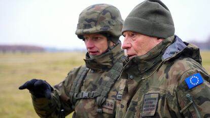 El Alto Representante de la UE, Josep Borrell, a la derecha, durante una visita a una base militar en Brzeg (Polonia), en diciembre pasado.