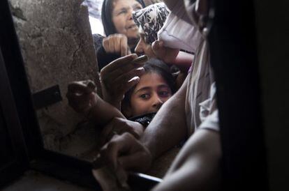 Mujeres sirias esperan su turno para comprar pan en Azaz, Siria.