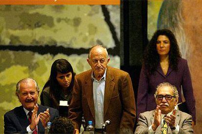 De izquierda a derecha, Carlos Fuentes, Juan Goytisolo y Gabriel García Márquez, durante la ceremonia de entrega del Premio Juan Rulfo al escritor barcelonés.