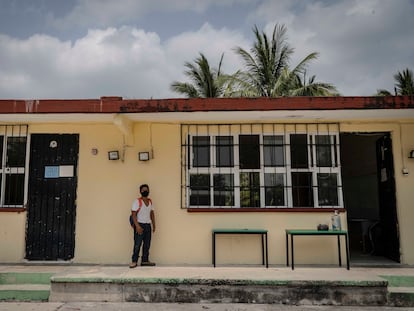 Un estudiante de la comunidad de Canasayab, en la escuela primaria "Venustiano Carranza", en el Estado de Campeche (México), en abril de 2021.