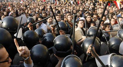La policía egipcia trata de frenar a los manifestantes en el centro del Cairo.