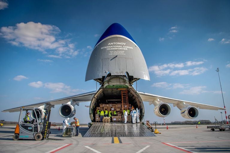Unos trabajadores descargan de un avión material sanitario chino, el sábado en Budapest.
