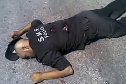 Imagen tomada por un residente de Jisr al-Shughur que muestra a un policía muerto en las protestas.