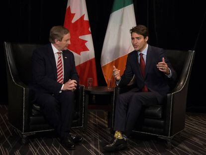 Trudeau y Kenny, primeros ministros de Canadá e Irlanda, durante la reunión oficial donde el canadiense se atrevió con unos calcetines de R2-D2 y C-3PO (personajes de 'La guerra de las galaxias').
