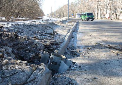 Parte de un misil, enterrado en una carretera en Ucrania, tras el bombardeo ruso de este jueves. 