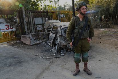 Un soldado israelí a la entrada del Kibutz Beeri, uno de los lugares atacados por los milicianos de Hamás el 7 de octubre.