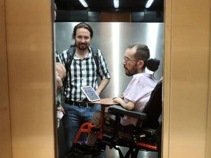 Iglesias y Echenique, en un ascensor del Congreso.