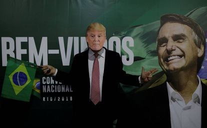 Un seguidor de Bolsonaro viste una máscara del presidente de EE UU, Donald Trump.