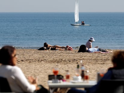 Varias personas en la playa de la Malvarrosa, Valencia, en febrero.