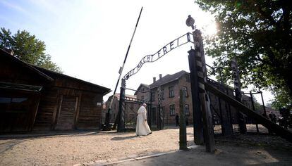 El papa Francisco accede a Auschwitz por una de las entradas del conjunto en 2016.