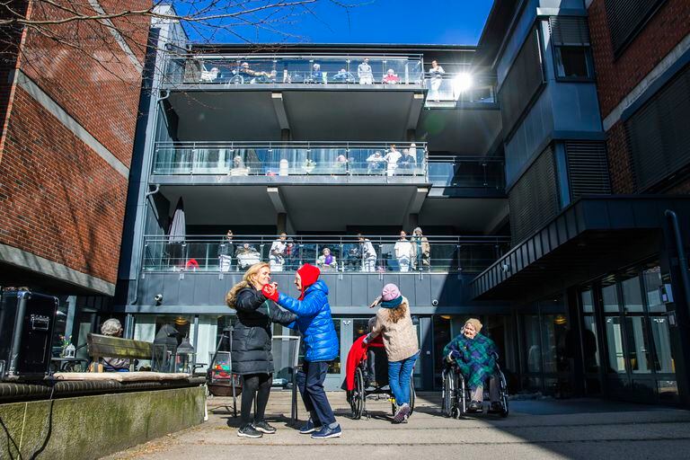 Personas mayores toman el aire en el patio de una residencia la pasada semana en Oslo (Noruega).