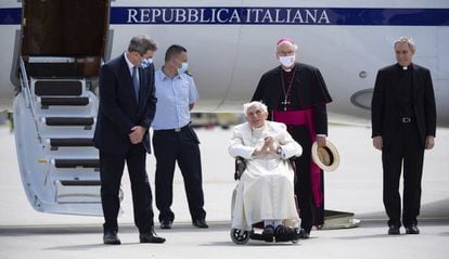 Benedicto XVI, el pasado 22 de junio en el aeropuerto de Múnich, poco antes de su regreso al Vaticano.