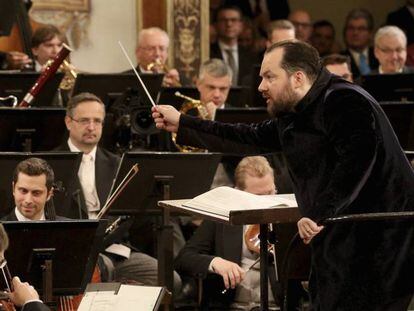 Andris Nelsons dirige a la Filarmónica de Viena durante el Concierto de Año Nuevo. 
