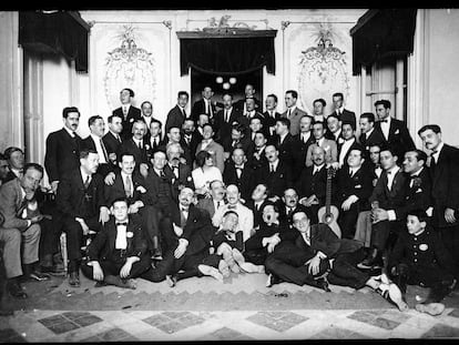 Fotografía en la que aparece el grupo de asistentes al banquete celebrado el 16 de
junio de 1922 en la Asociación de Periodistas de Granada. Entre ellos: Santiago Rusiñol, Manuel de Falla, Ignacio Zuloaga, Ramón Gómez de la Serna, Federico García
Lorca, Antonio López Sancho, Ángel Barrios, Edgar Neville, Narciso de la Fuente o Mauricio
Legendre.