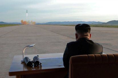 Kim Jong Un observa el lanzamiento de un misil Hwasong-12 en esta foto sin fecha.