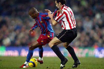 Eto&#39;o y Luis Prieto se agarran en una jugada del partido del Camp Nou.