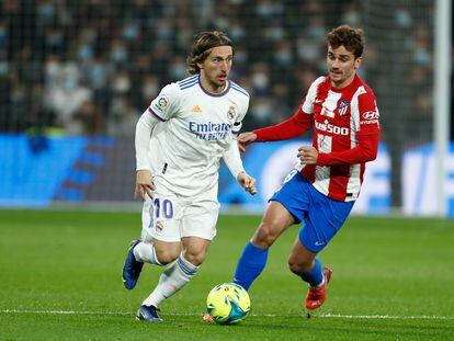 Modric y Griezmann luchan por un balón en el Real Madrid - Atlético de Madrid de la pasada temporada.