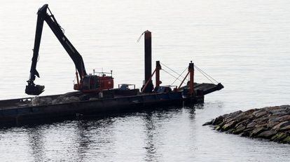 Una pala retroexcavadora continúa los trabajos de rellenos en la zona de Sandy Bay en Gibraltar.