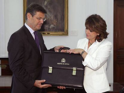 GRAF5052. MADRID, 07/06/2018.- La nueva ministra de Justicia Dolores Delgado recibe la cartera de su Ministerio de manos de su antecesor en el cargo, Rafael Catalá, hoy en Madrid. EFE/ Zipi