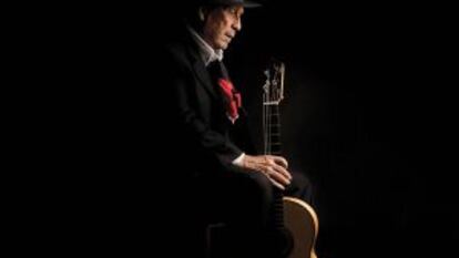El guitarrista Paco de Lucía, inmortalizado por su mujer, Gabriela Canseco.