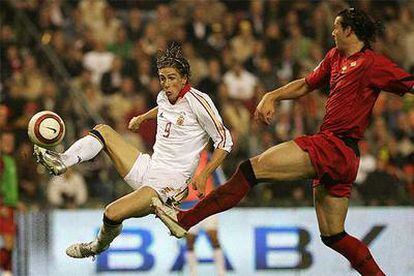 Fernando Torres, en el momento de conectar la espectacular volea que supuso el primer tanto de España.