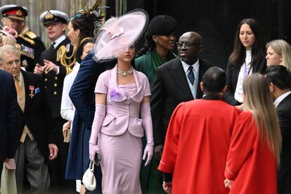 El sábado, para asistir a la ceremonia de coronación en Westminster, también recurrió a los talleres de Vivienne Westwood. Acompañada de Edward Enninful, director de la edición inglesa de Vogue, ese día Perry apostó por un traje lila, la viral gargantilla de la firma y pamela.