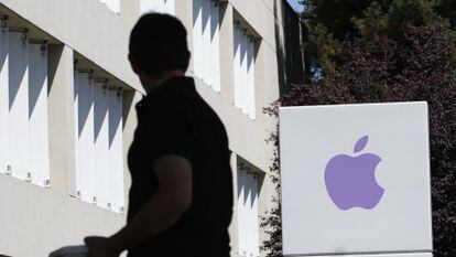 Un empleado, entre los edificios que componen la sede de Apple en California.