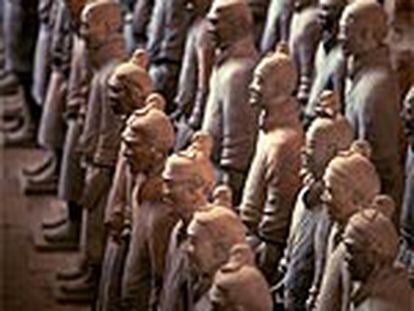 Los arqueros (del siglo III antes de Cristo),  cada uno con un rostro y peinado diferentes, se sitúan en posición de combate.