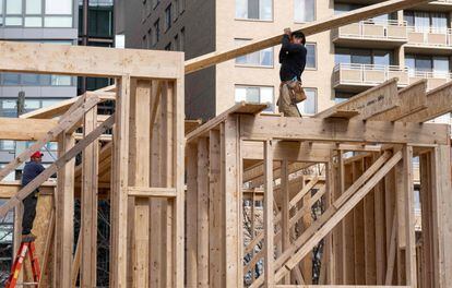 Trabajadores de la construcción en un edificio de viviendas en Bethesda (Maryland).