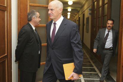 El primer ministro griego, Yorgos Papandreu, a su llegada este martes al Consejo de Ministros extraordinario.
