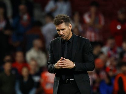 Simeone, al final del partido entre el Atlético y el Bayer Leverkusen este miércoles en el Metropolitano.