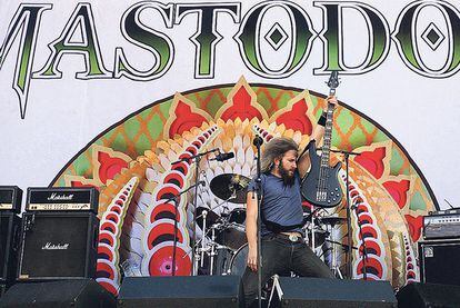 Troy Sanders, bajista de Mastodon, en acción durante el festival Sonisphere de Getafe.