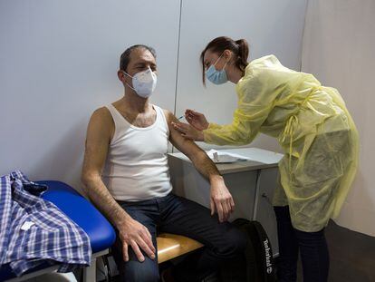 La enfermera francesa Amélie Bau inyecta una vacuna contra la covid a otro trabajador esencial transfronterizo, el alemán Gerd Zoller, en Luxemburgo.