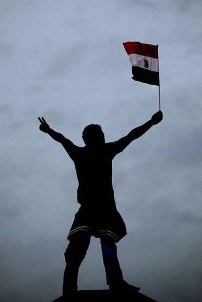Un hombre enarbola la bandera de Egipto en la plaza del Tahir, en febrero.