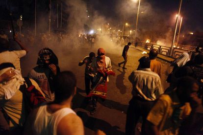 Partidarios de Mohamed Morsi se enfrentan al ejército egipcio cerca de la sede de la Guardia Republicana en el Cairo, 8 de julio de 2013.