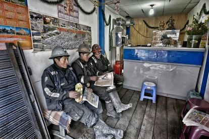 Mineros esperando mientras el acopiador separa el oro del mercurio. Uno de los principales problemas de salud de La Rinconada viene provocado por ese mercurio evaporado en el proceso.