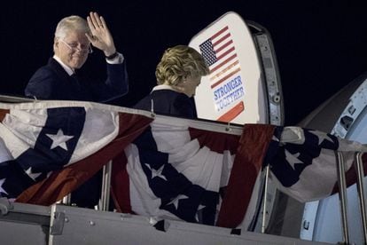 El ex presidente Bill Clinton se despide de los medios de comunicación en el momento en que sube al avión de campaña, junto a la candidata demócrata Hillary Clinton, en el Aeropuerto Internacional de St. Louis, en Misuri.