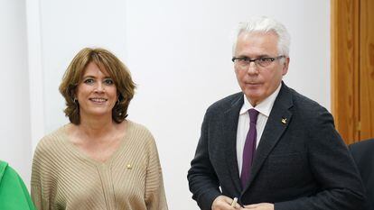 Dolores Delgado y Baltasar Garzón, en unas jornadas sobre memoria histórica organizadas en Catoira (Pontevedra), en marzo de 2023.