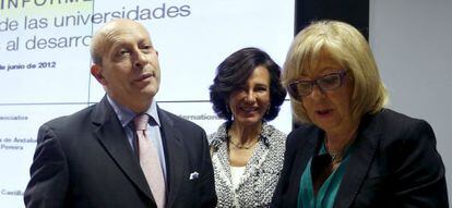 Jos&eacute; Ignacio Wert junto a Ana Patricia Bot&iacute;n y la presidenta de la Conferencia de Rectores, Adelaida de la Calle.