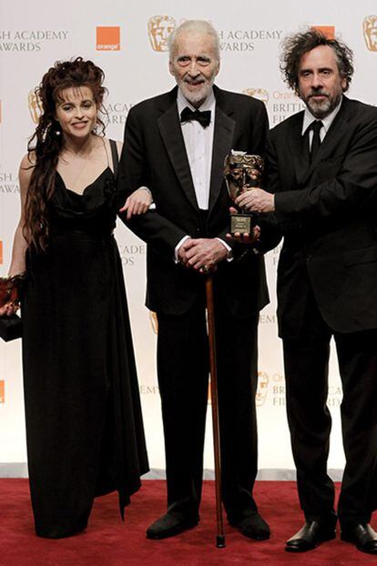 De izquierda a derecha, la actriz Helena Bonham Carter, el actor Christopher Lee y el director Tim Burton.